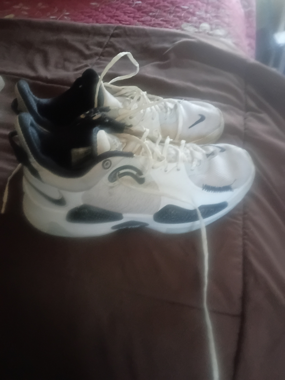 Nike Mens White and Black Athletic Sneakers
